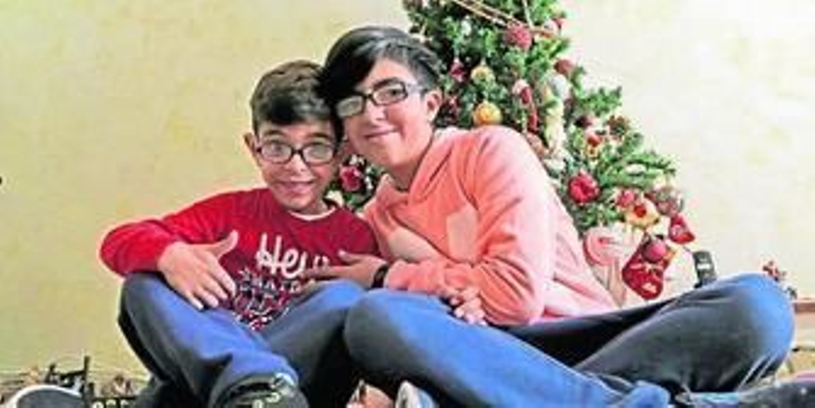 Hugo y su hermano Ángel, días atrás, en su casa.