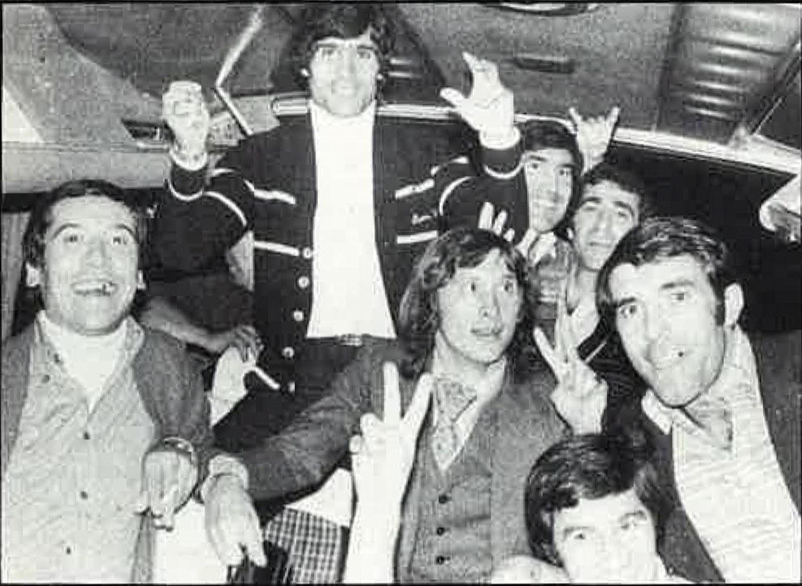 Festejo de los jugadores del equipo de Heliópolis a la vuelta a Sevilla.