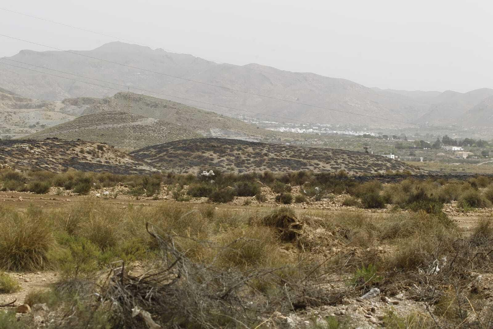 Imágenes del primer gran incendio en Almería a las puertas del verano