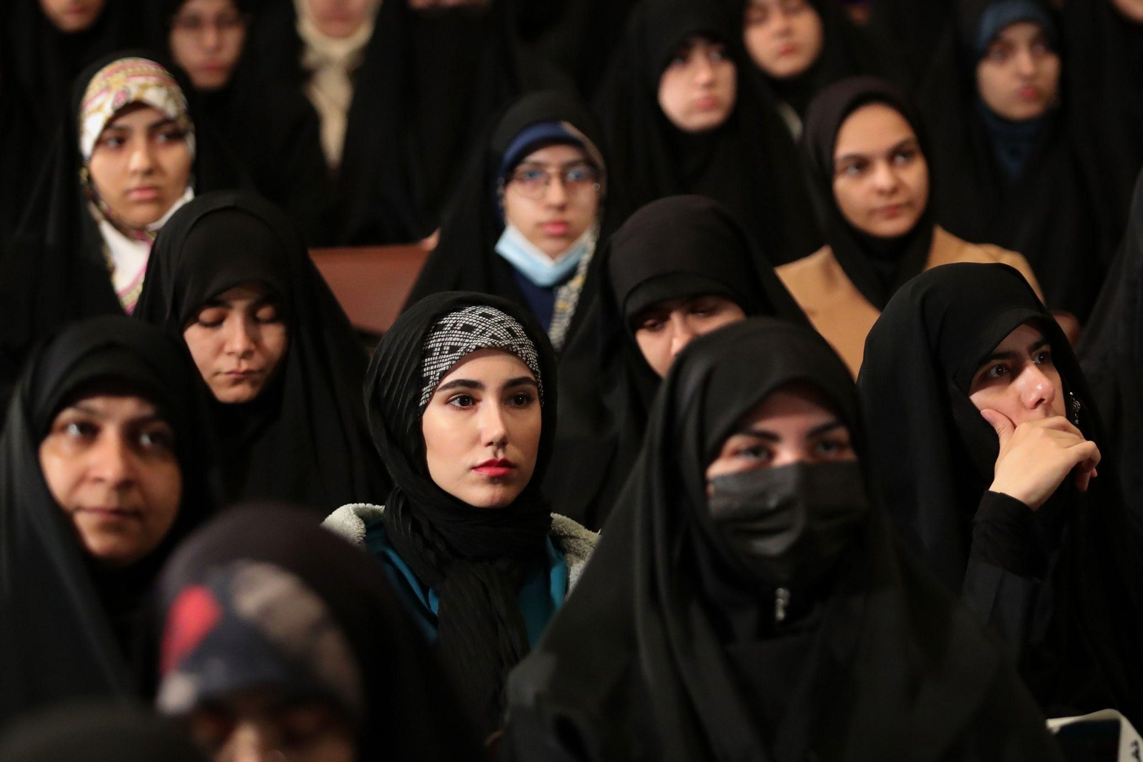 Estudiantes con velo atienden a un discurso del presidente iraní, Ebrahim Raisi, en la Universidad de Teherán.