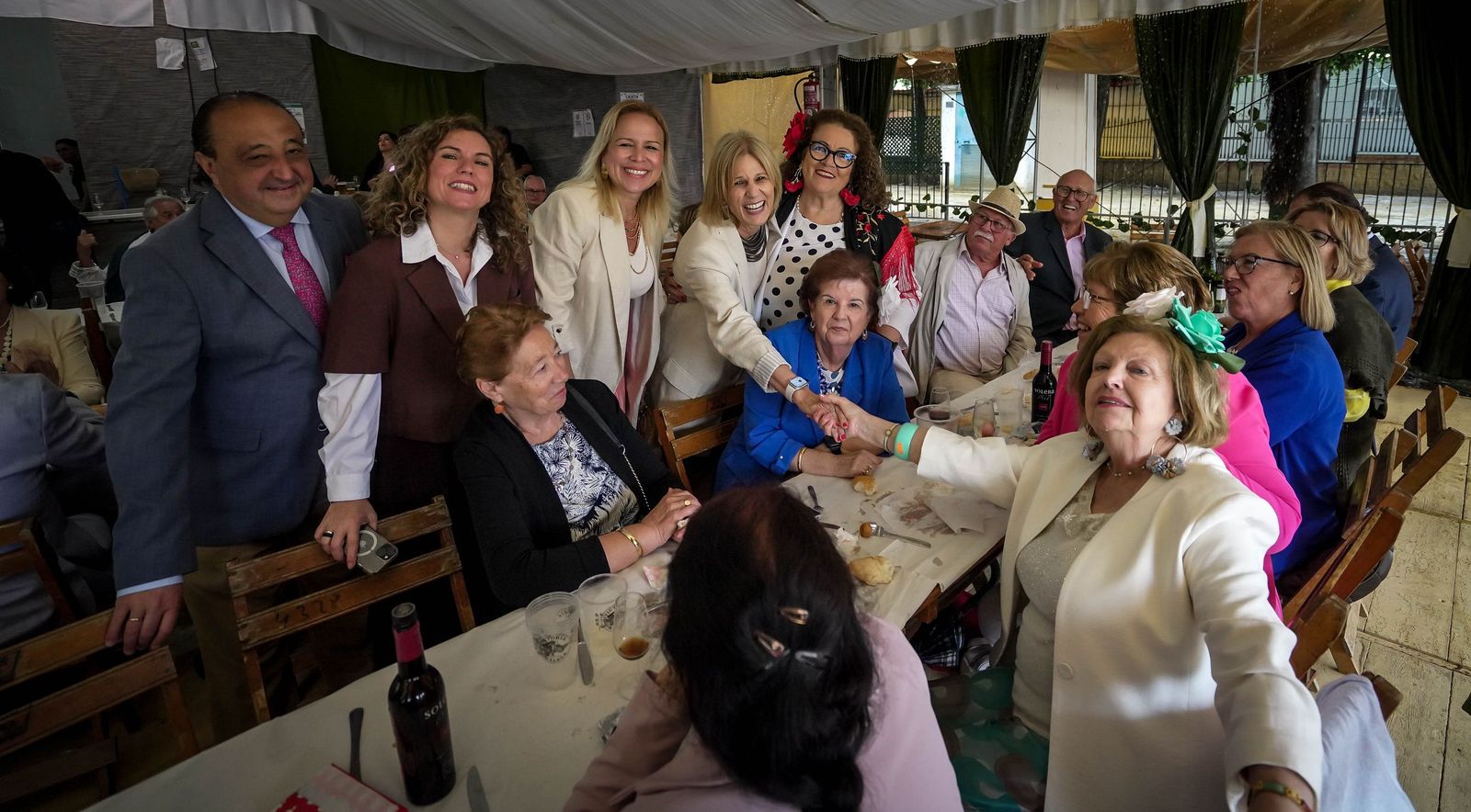 Los mayores disfrutan de su caseta con el tradicional almuerzo de Feria