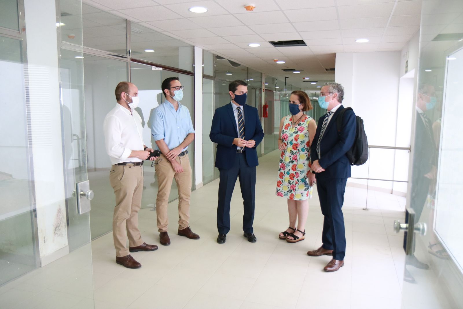 El alcalde (centro) visita las instalaciones junto a representantes del Ayuntamiento y la fundación Prode.