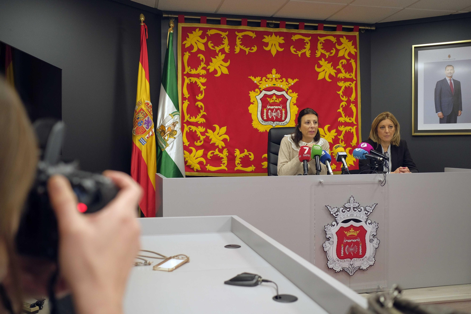 La alcaldesa de Ronda junto  la delegada municipal de Economía.
