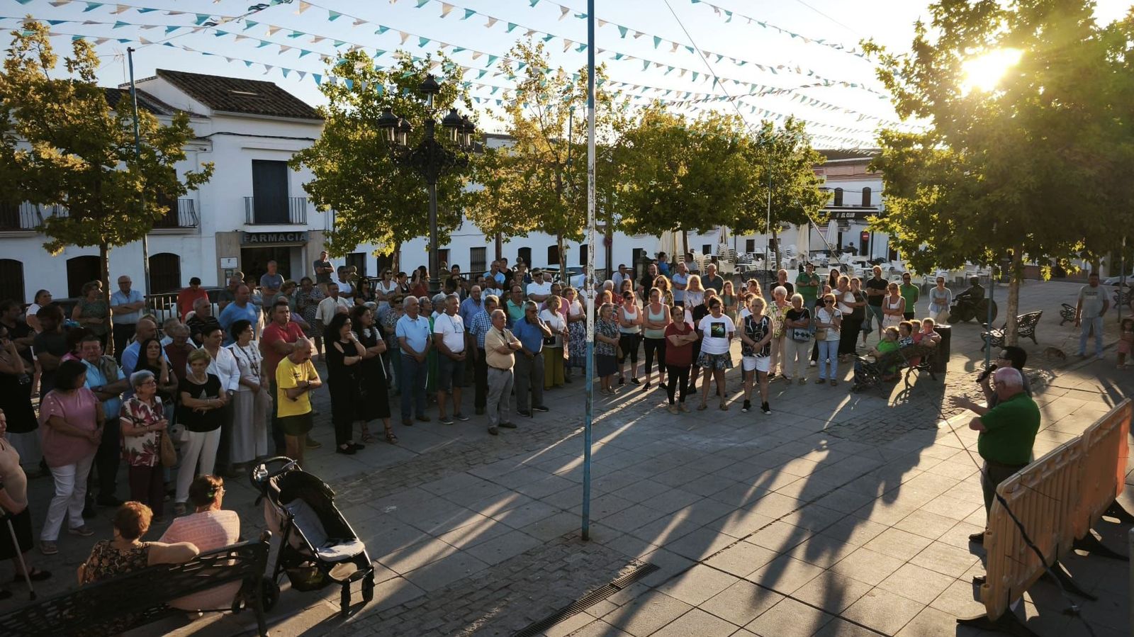 Concentración en la Plaza de España de Las Navas de la Concepción