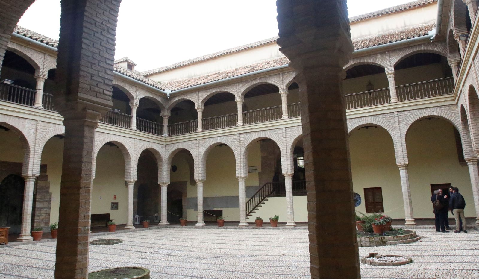 Uno de los patios del Palacio de Congresos.