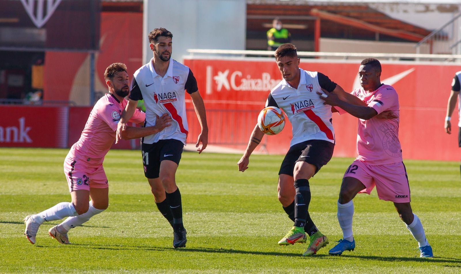 Lance del partido entre el Sevilla Atlético y la Balompédica Linense.