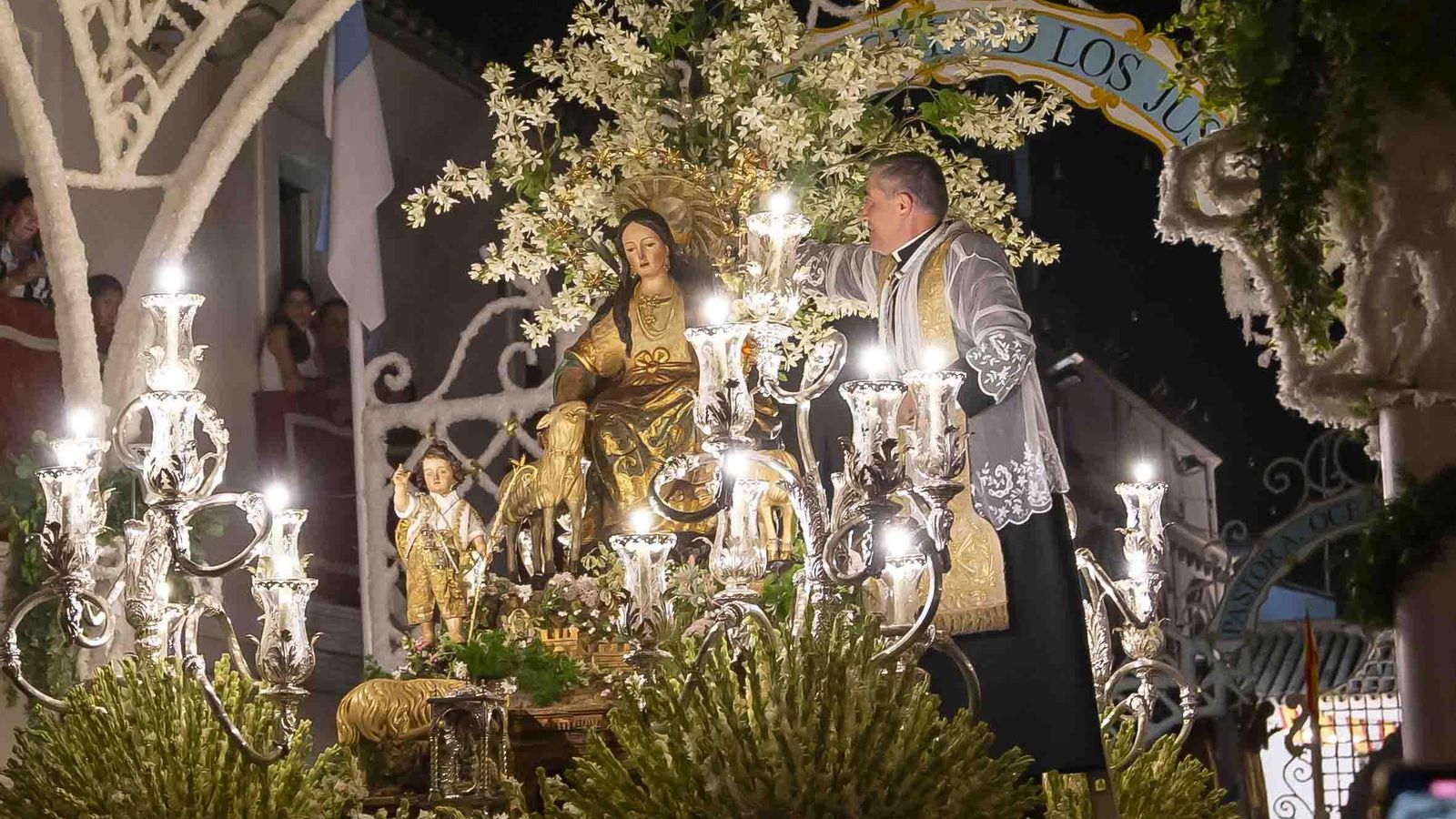 Momento en que el sacedrote retira a la Pastora su sombrero