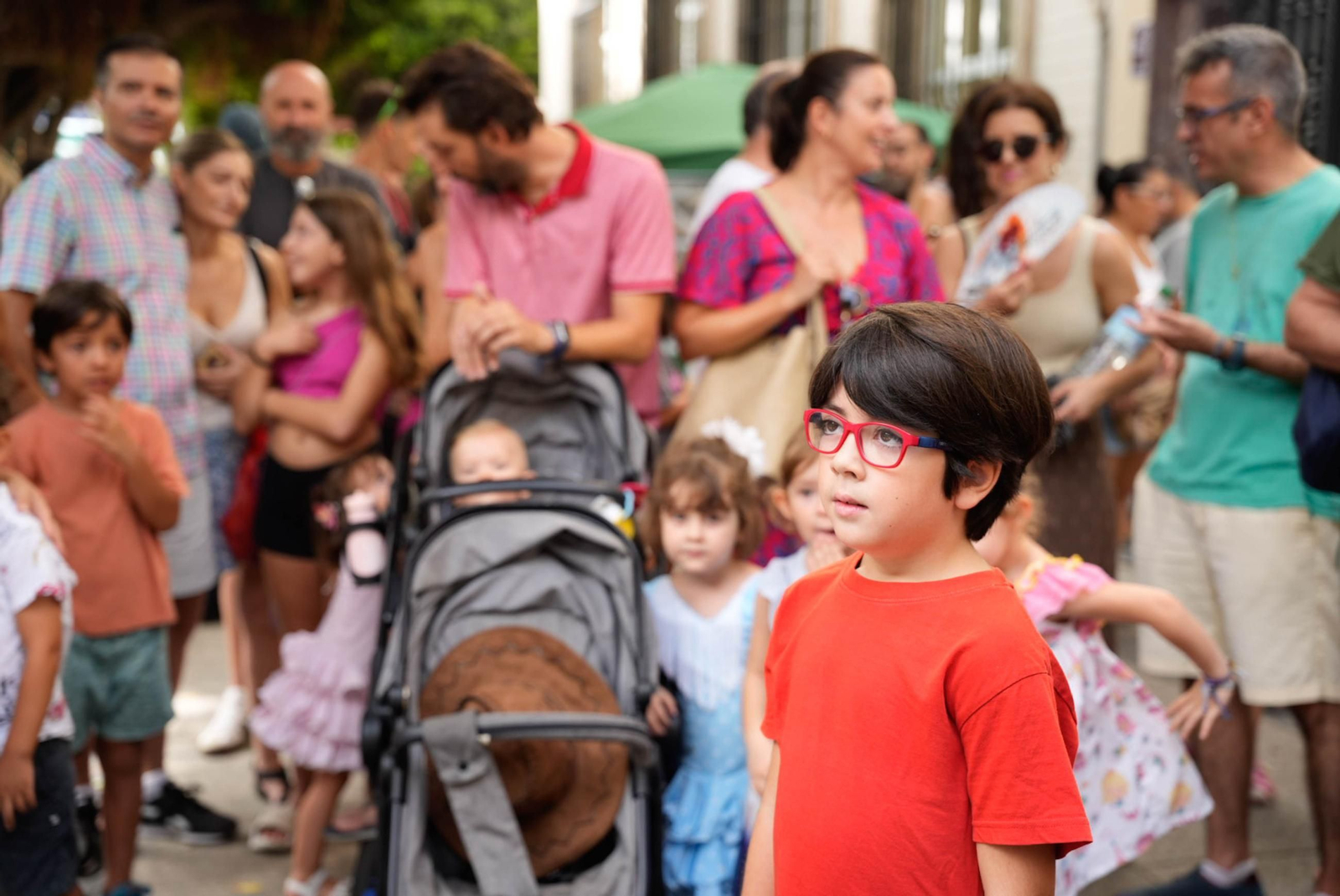 Las mejores imágenes del espectáculo de magia en la calle de la Feria de Almería