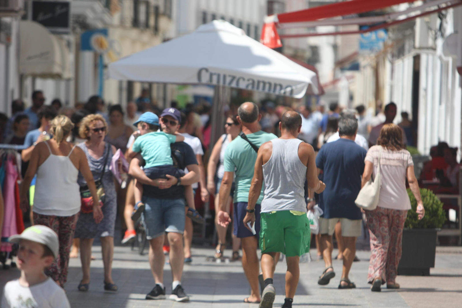 Imagen de archivo de una nutrida calle de Chiclana, localidad que ha perdido un puesto en el último año al ser superada en población por Mijas.