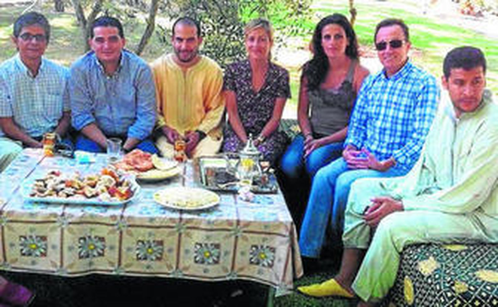 Un grupo de asistentes se dispone a romper el ayuno.