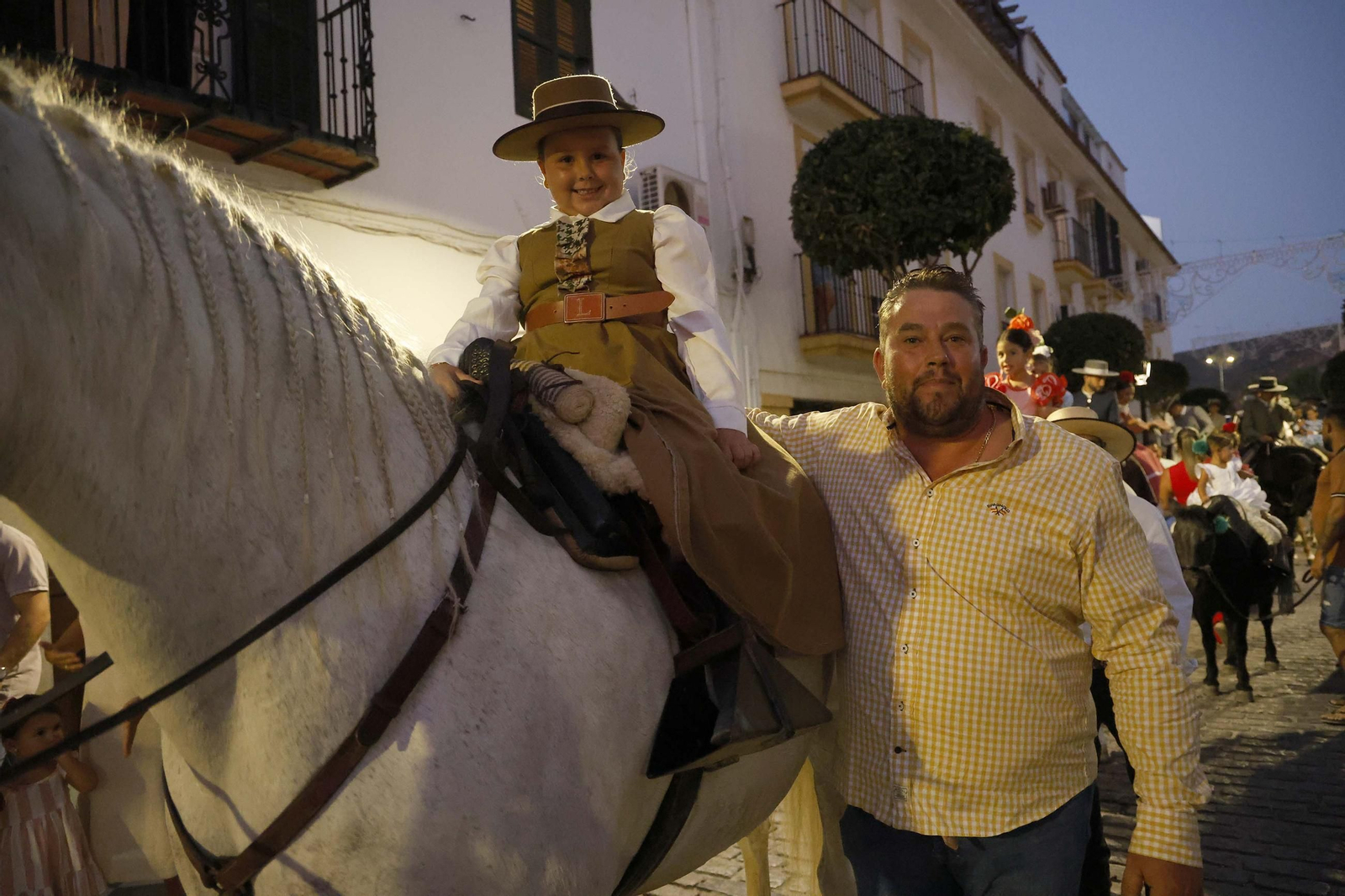 Búscate en las fotos de la cabalgata de la Feria Real de San Roque 2025