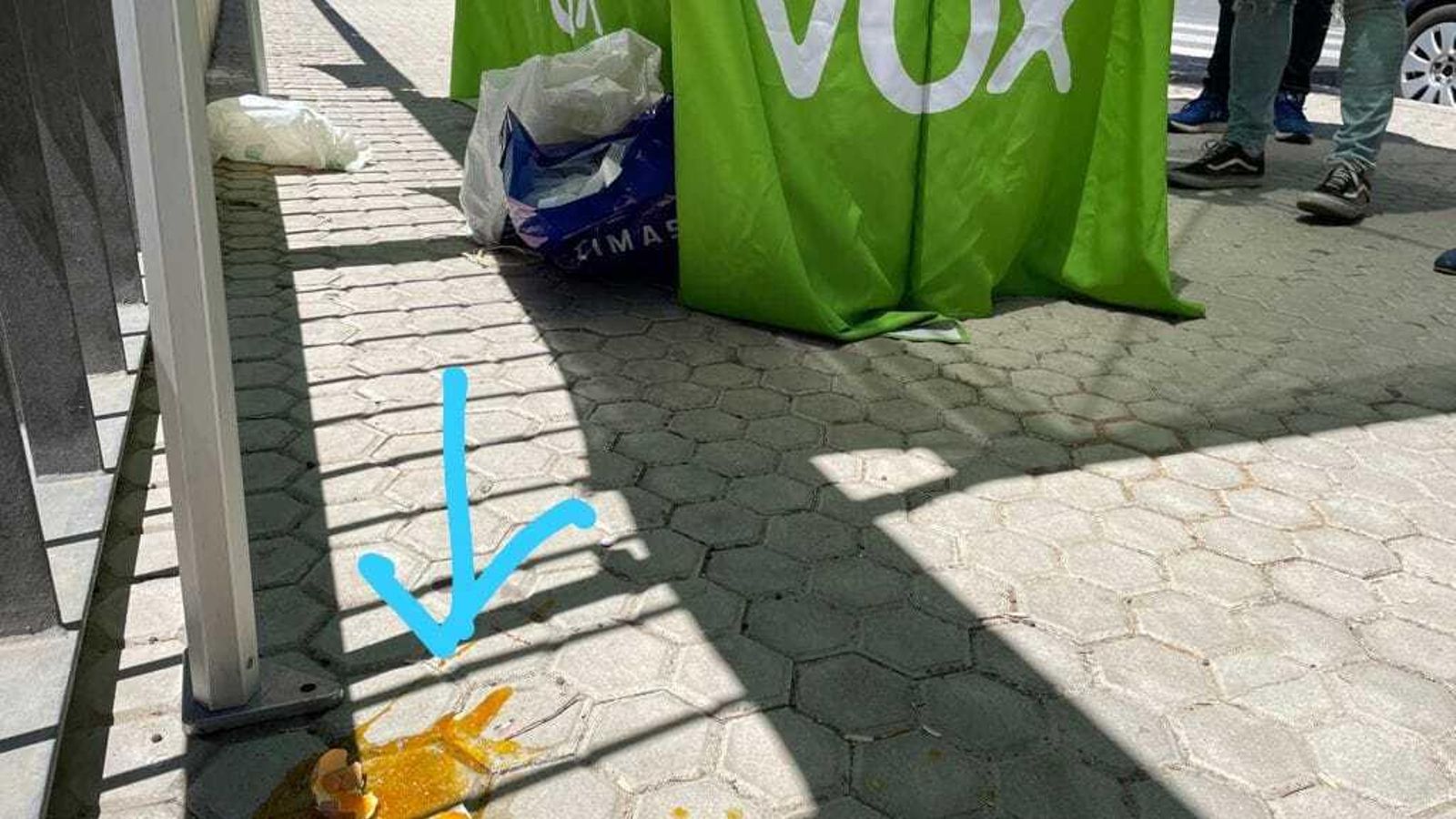 Uno de los huevos lanzados en San Jerónimo a los miembros de Vox.