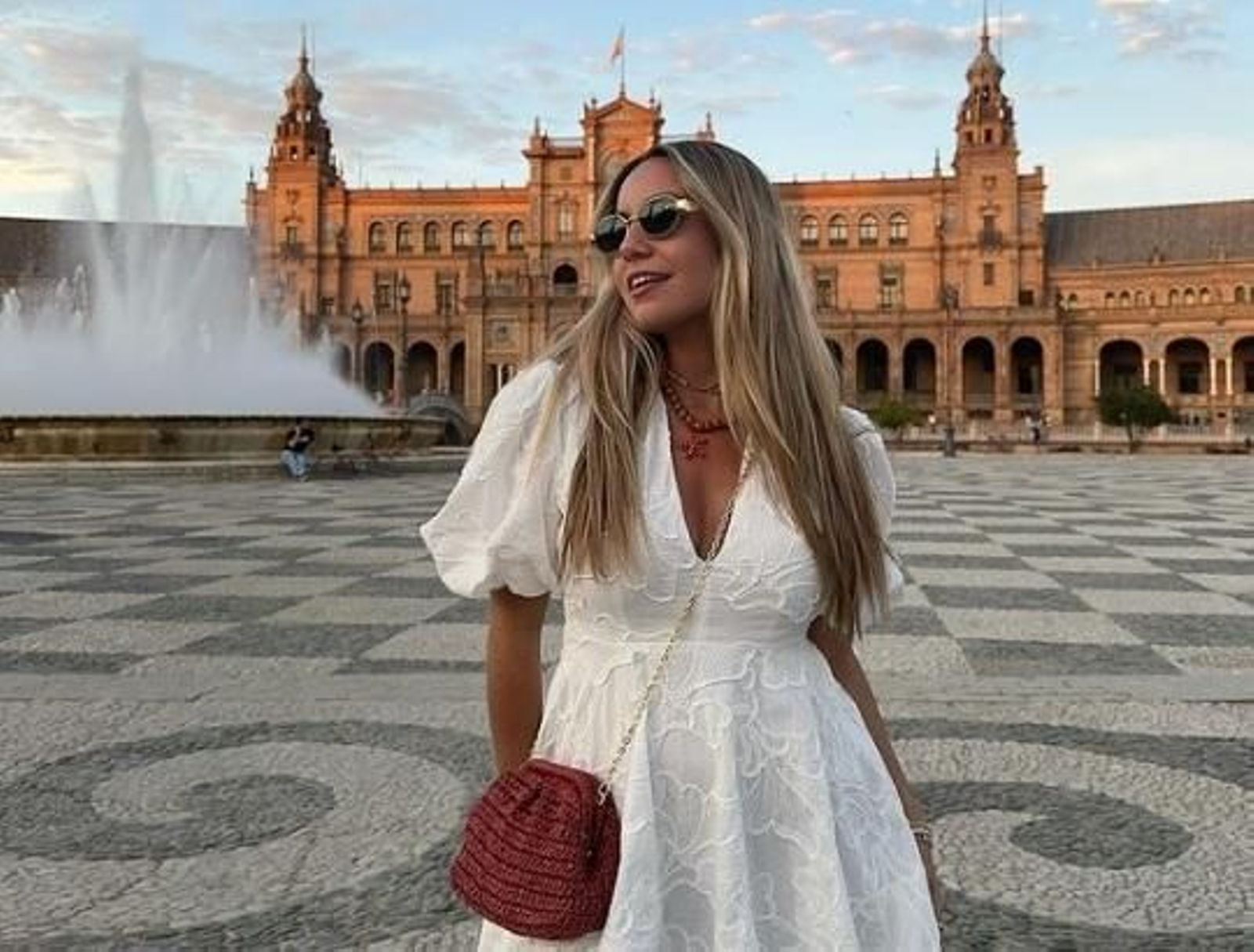 El mono low cot de Lefties cómodo y versátil que te salva todos los looks del verano.