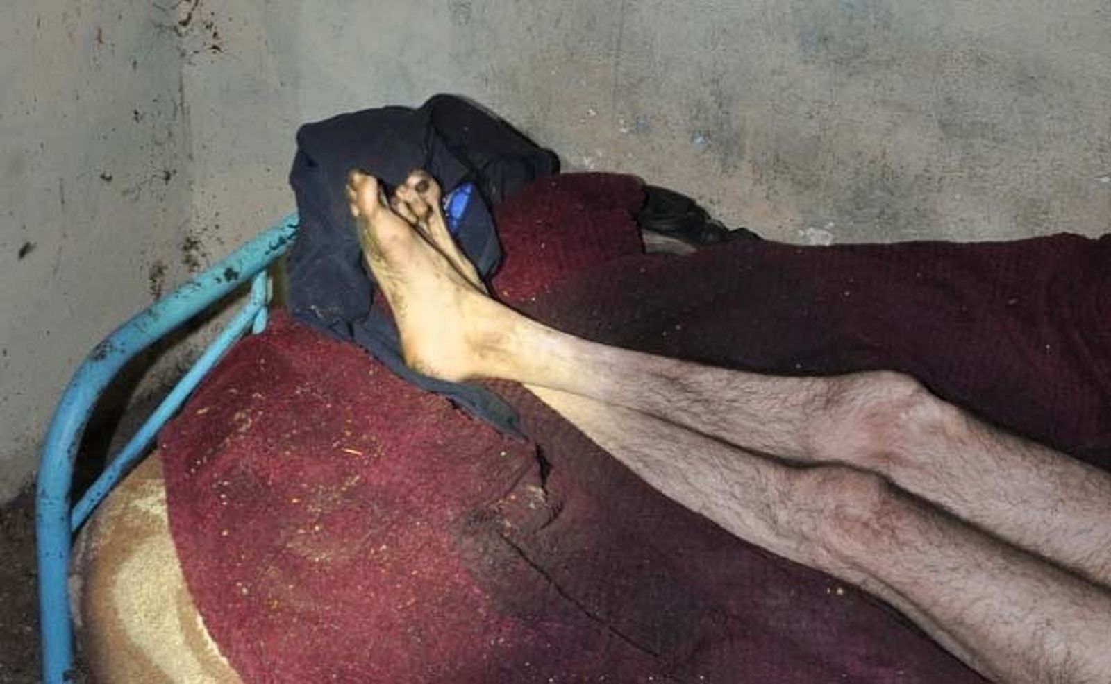 La piernas de la víctima, en el "palomar" donde fue hallado por la Policía.