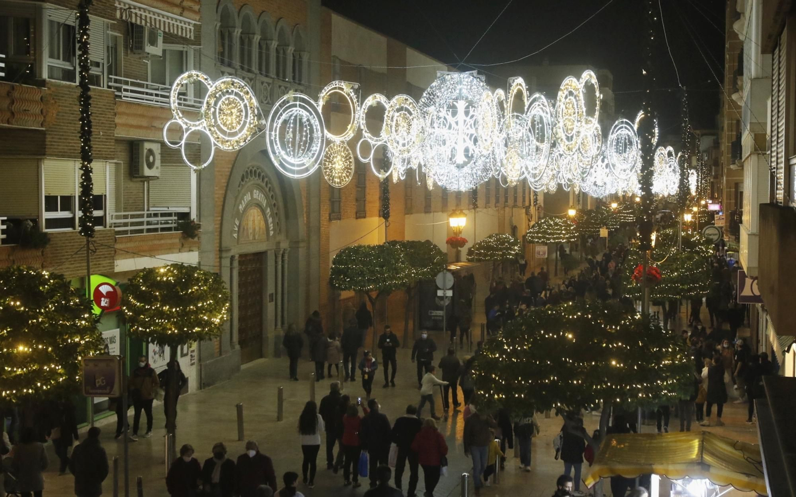 El encendido del espectacular alumbrado navideño de Puente Genil, en fotografías