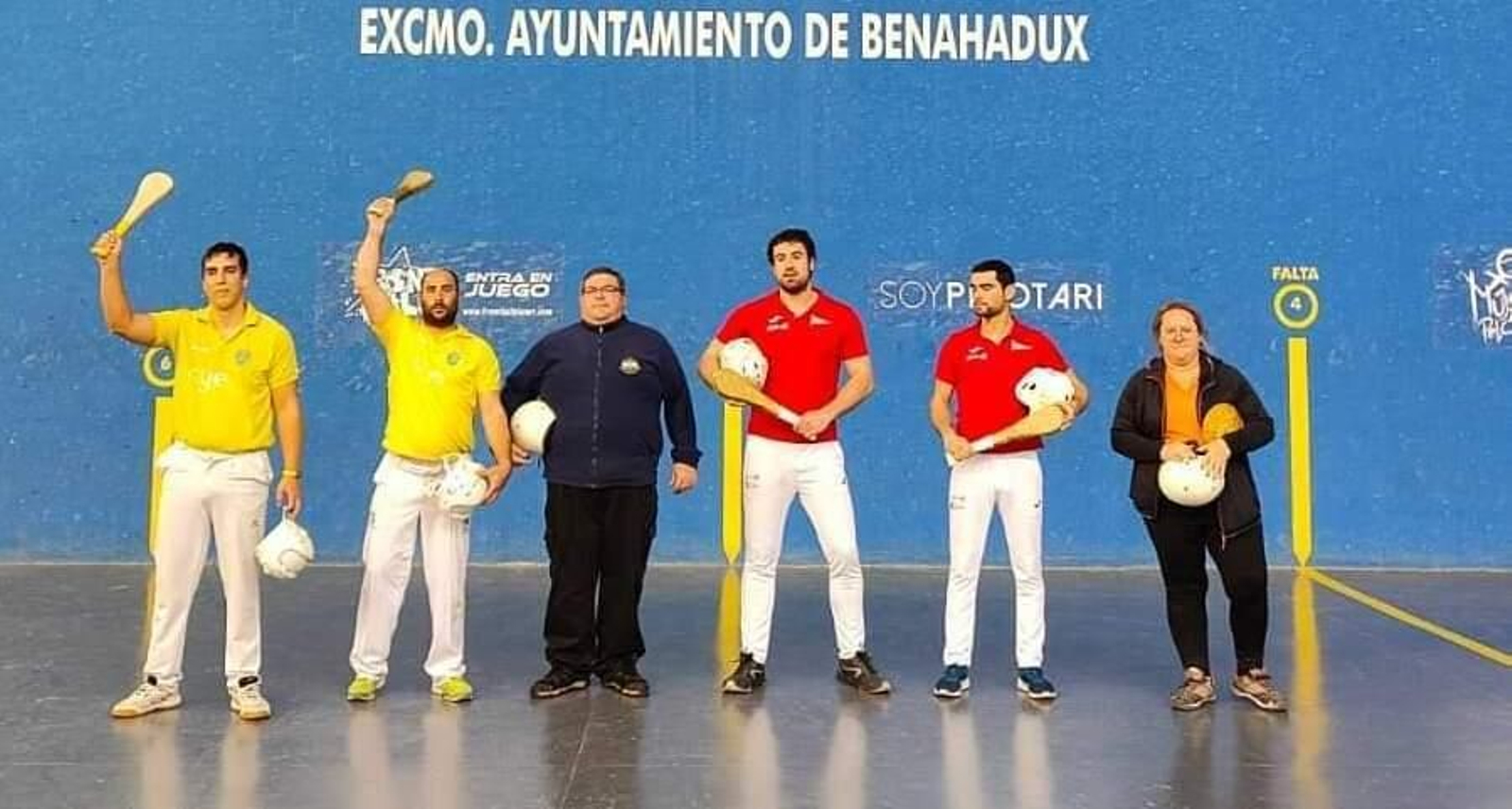 Los jugadores de ambos equipos posan antes del comienzo del encuentro.