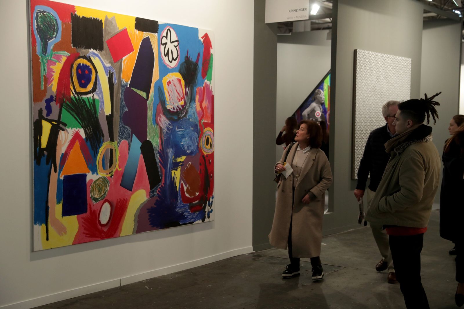 Varias personas observan 'Running Man' dE Jannis Varelas, expuesto en ARCO el año pasado.