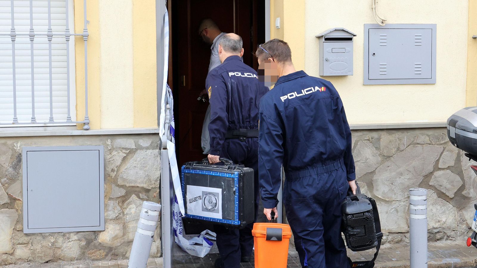 Agentes policiales accediendo al interior de la vivienda.