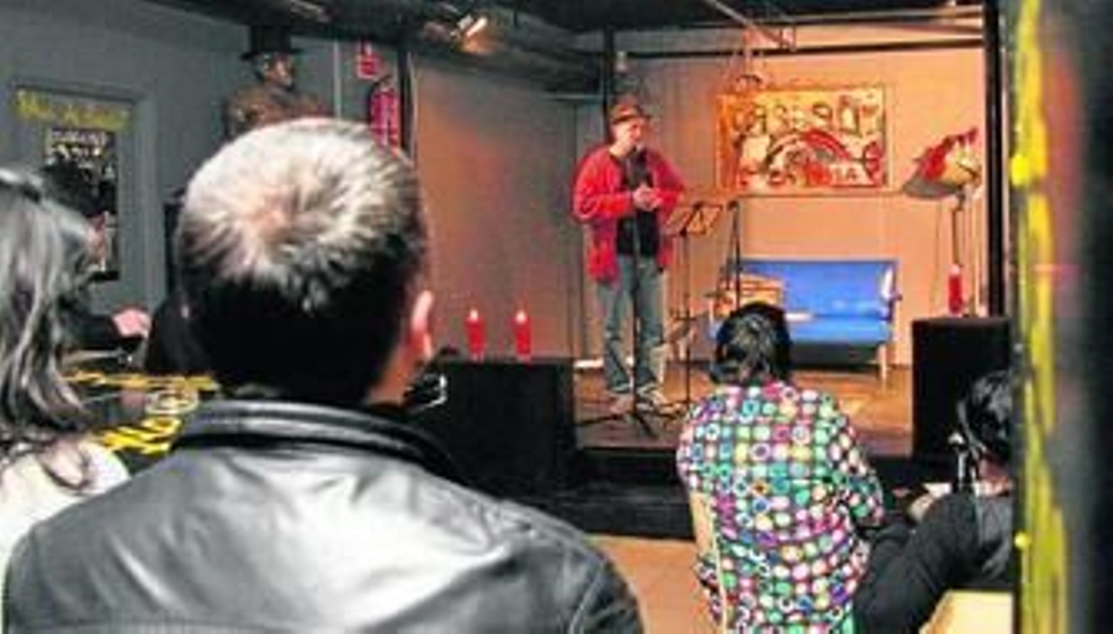 Cada jueves, entre en 90 y cien personas acuden a El Perro Andaluz a escuchar poesía.