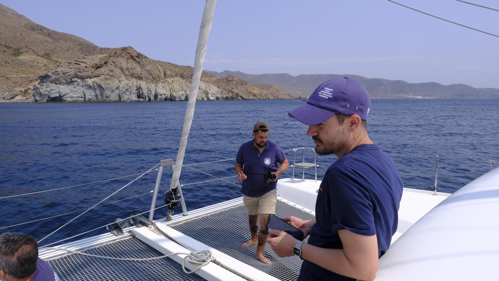 Un paseo en catamarán por Cabo de Gata, en imágenes