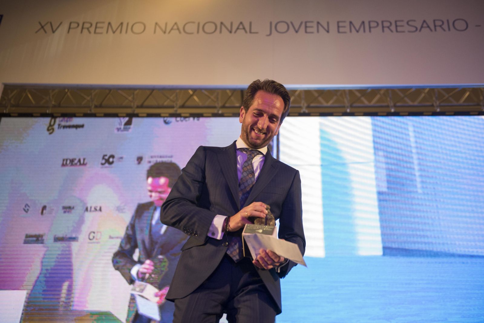 La ministra de Empleo, Fátima Báñez, acudió a la entrega del XV Premio Nacional joven Empresario, que se celebraba por primera vez en Granada, en el Parque de las Ciencias.