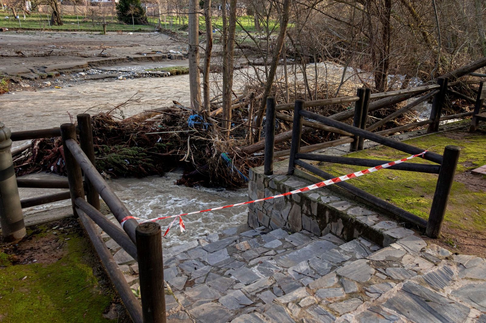 Fotos: así se han encontrado los vecinos de Dúdar su pueblo tras regresar del desalojo