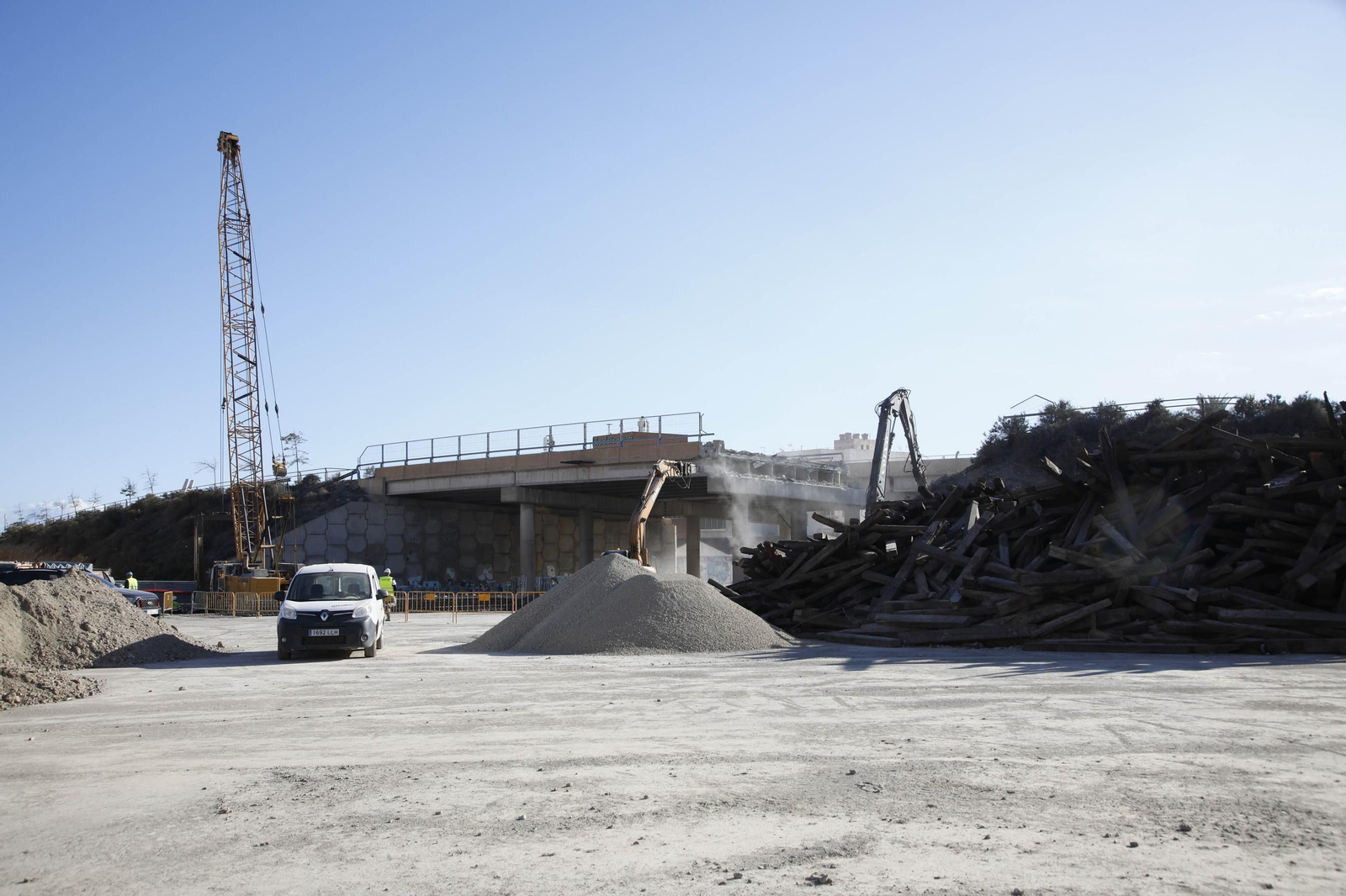 Las mejores imágenes del derribo en el puente de la autovía del aeropuerto y el túnel de La Goleta
