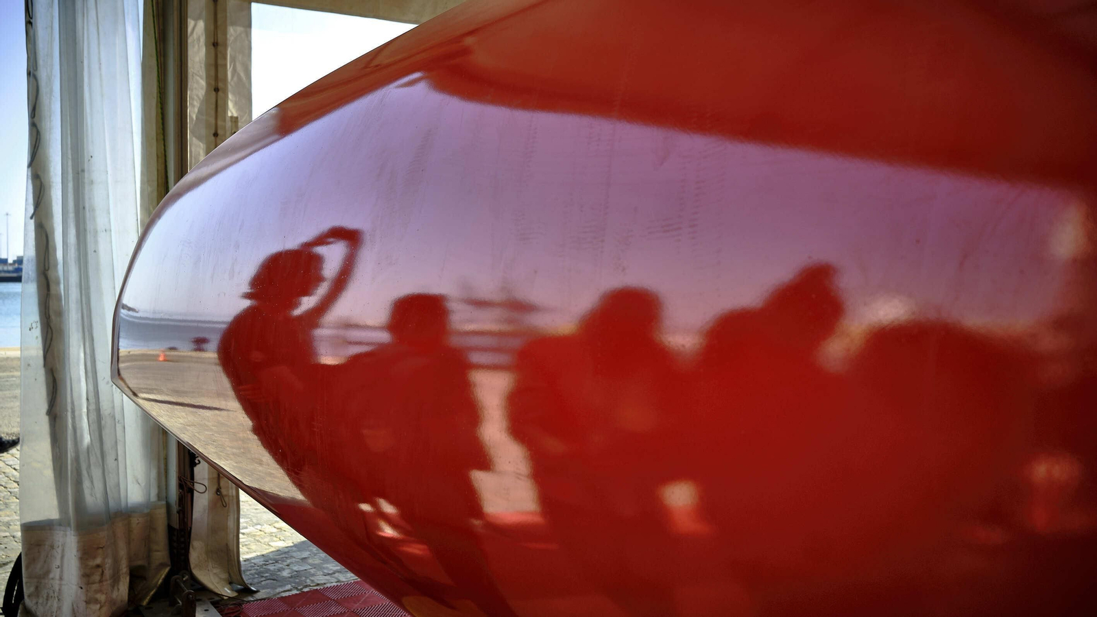 En general los elementos del casco están fabricados con panel 'sandwich' de fibra de carbono con otros materiales en el relleno.