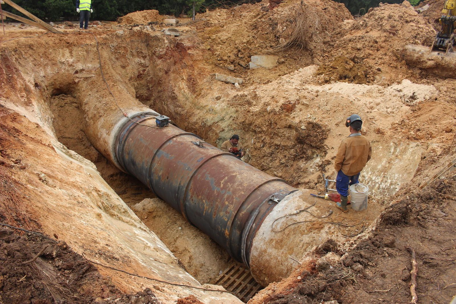 Un obrero trabaja en la sustitución de la tubería, en la mañana de ayer.