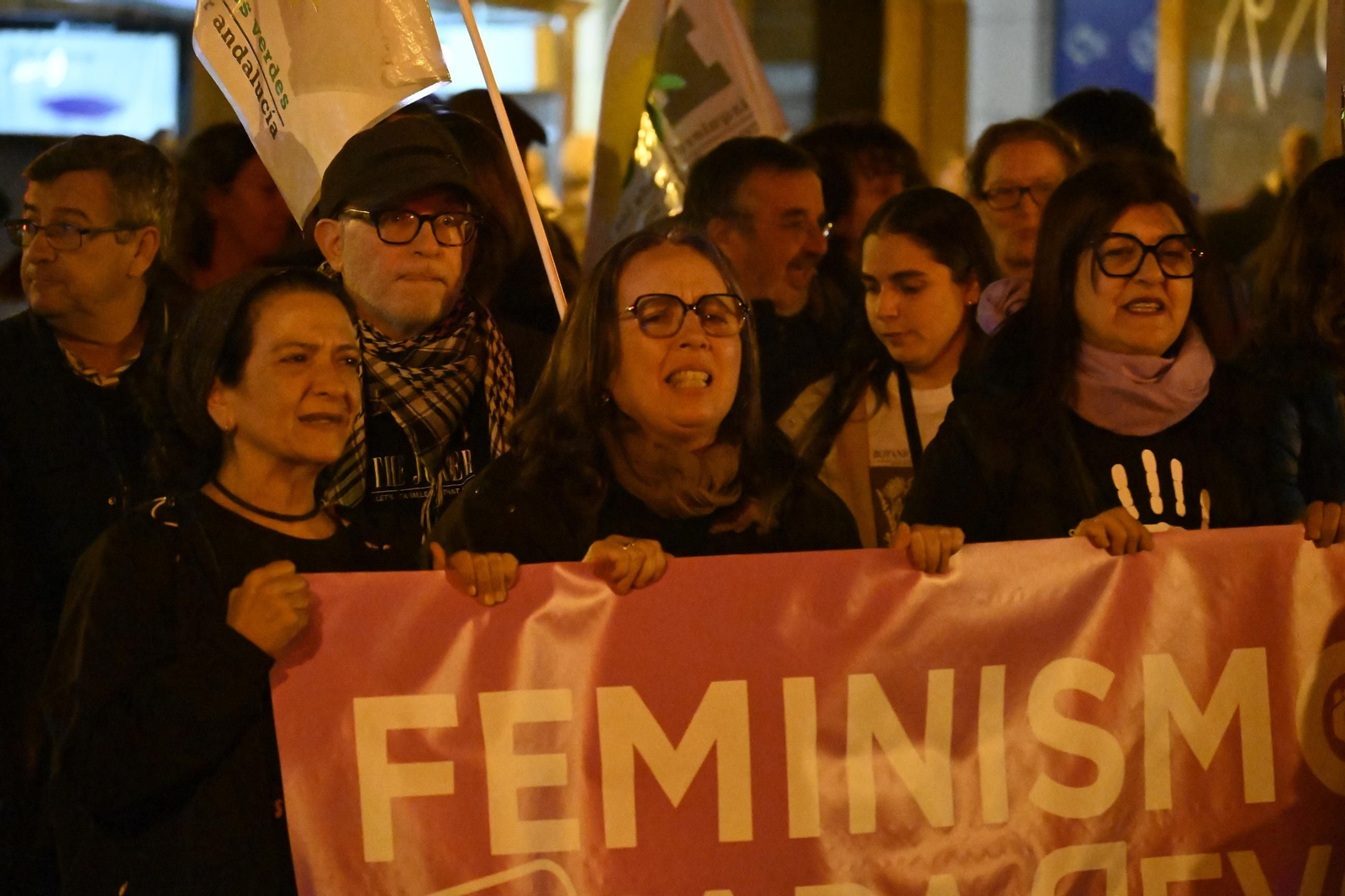 Imágenes de la manifestación con motivo del 25N en Huelva