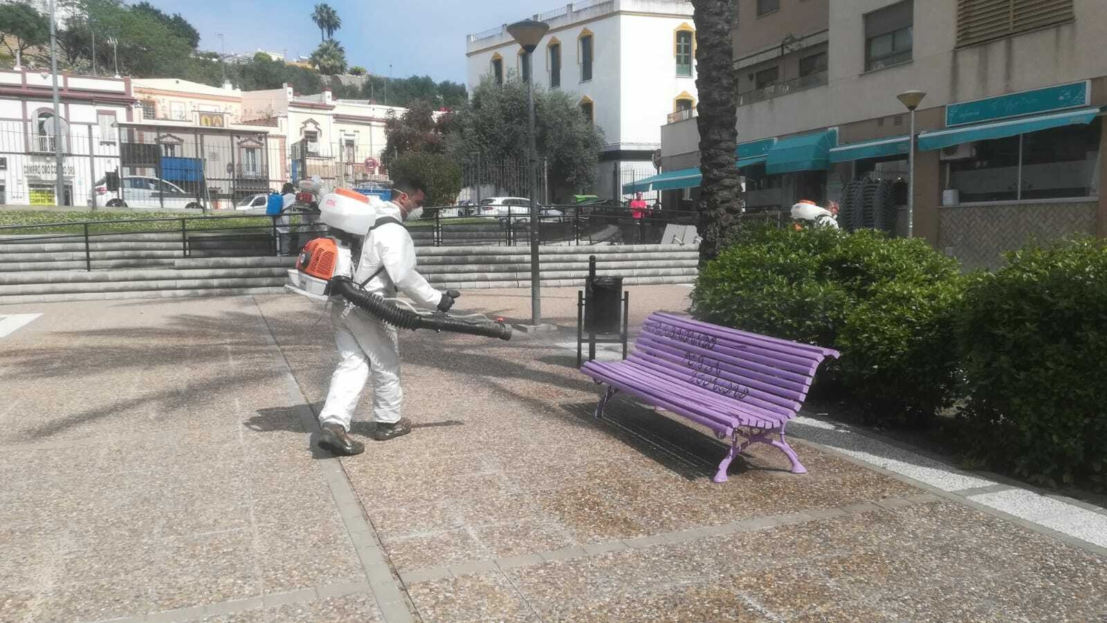 La limpieza en el banco de una plaza, en una imagen del ayuntamiento.