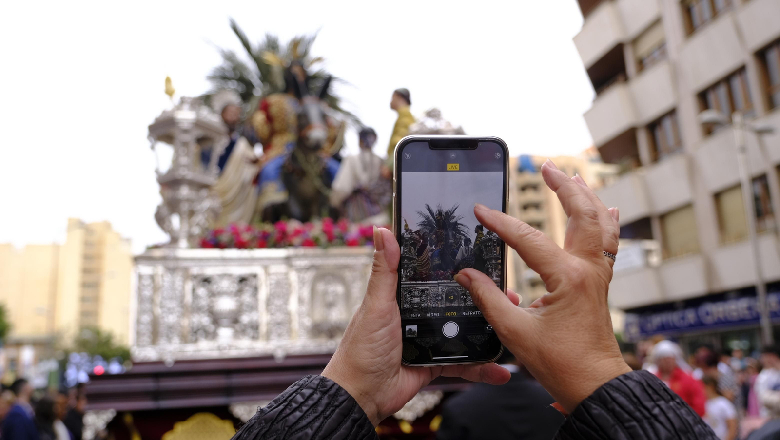 La Borriquita procesiona por las calles de Almería, en imágenes