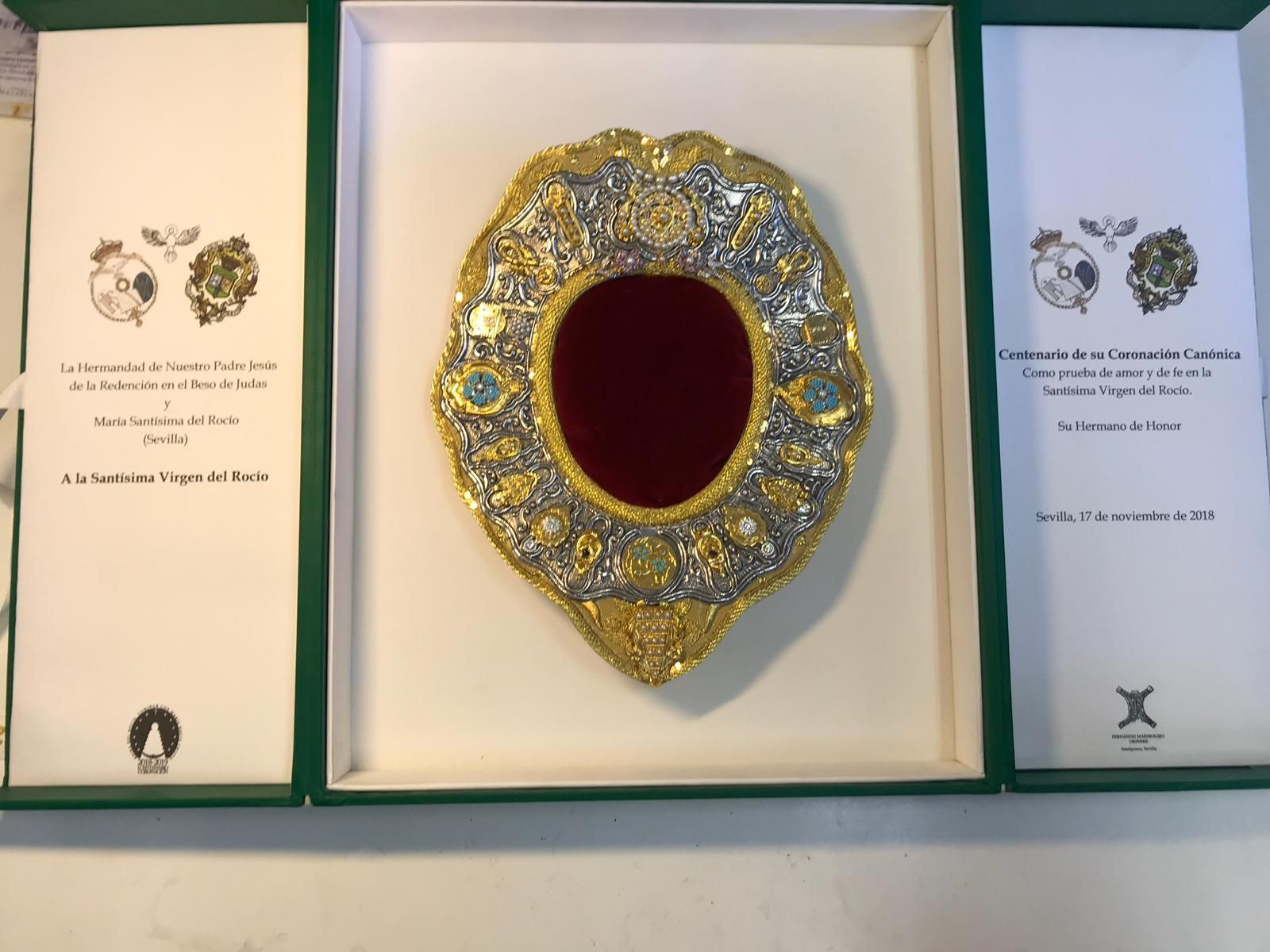 La réplica del rostrillo de Muñoz y Pabón, realizada en plata de ley.