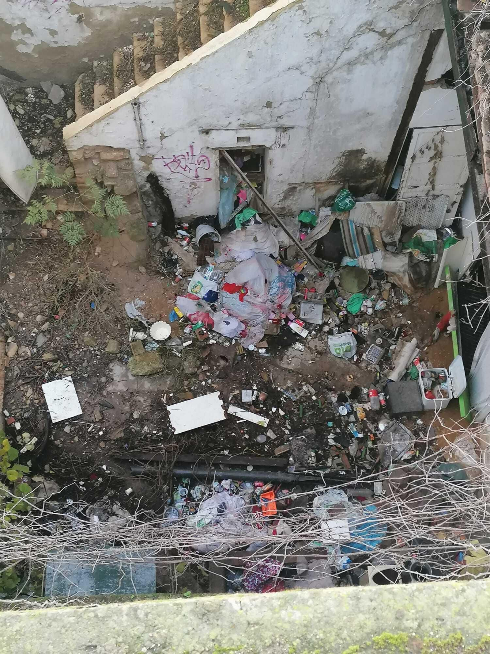 Una imagen del solar abandonado desde una de las viviendas de Caracuel 3.