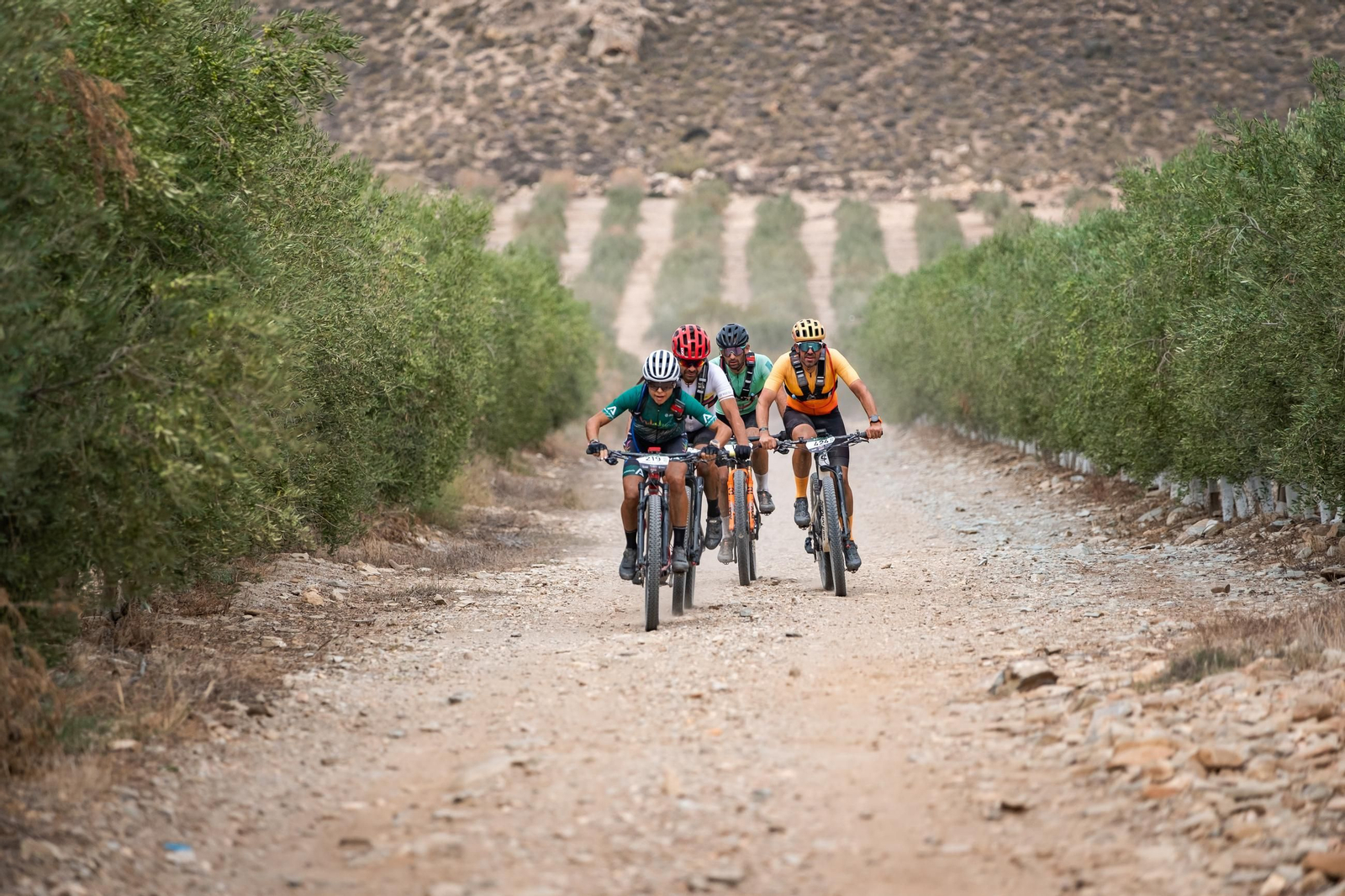 Participantes compitiendo en la Skoda Titan Desert Almería.