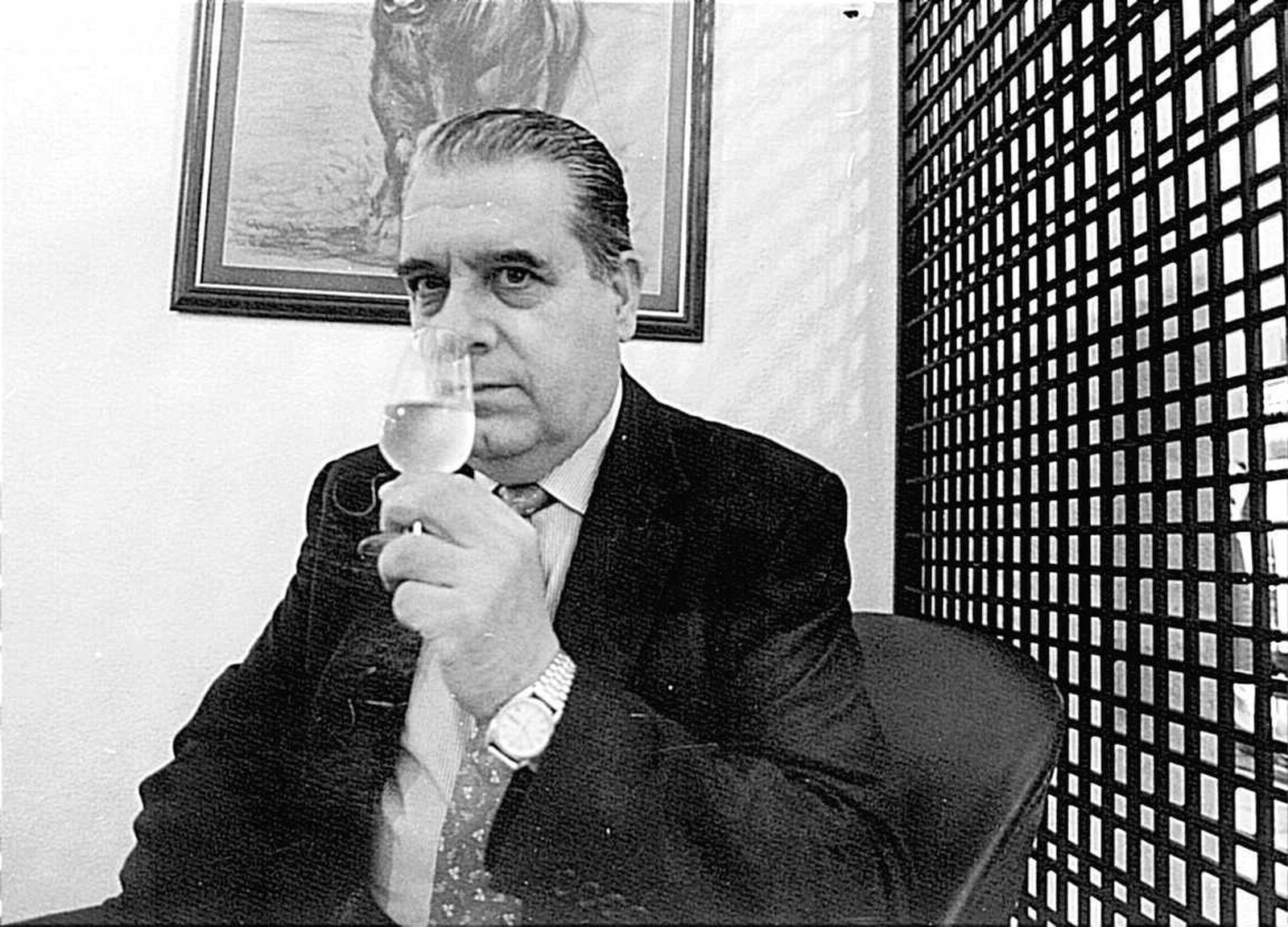 Jaime Santiago Lledó durante una cata en 1997 (izquierda) y en un cóctel en 2015.