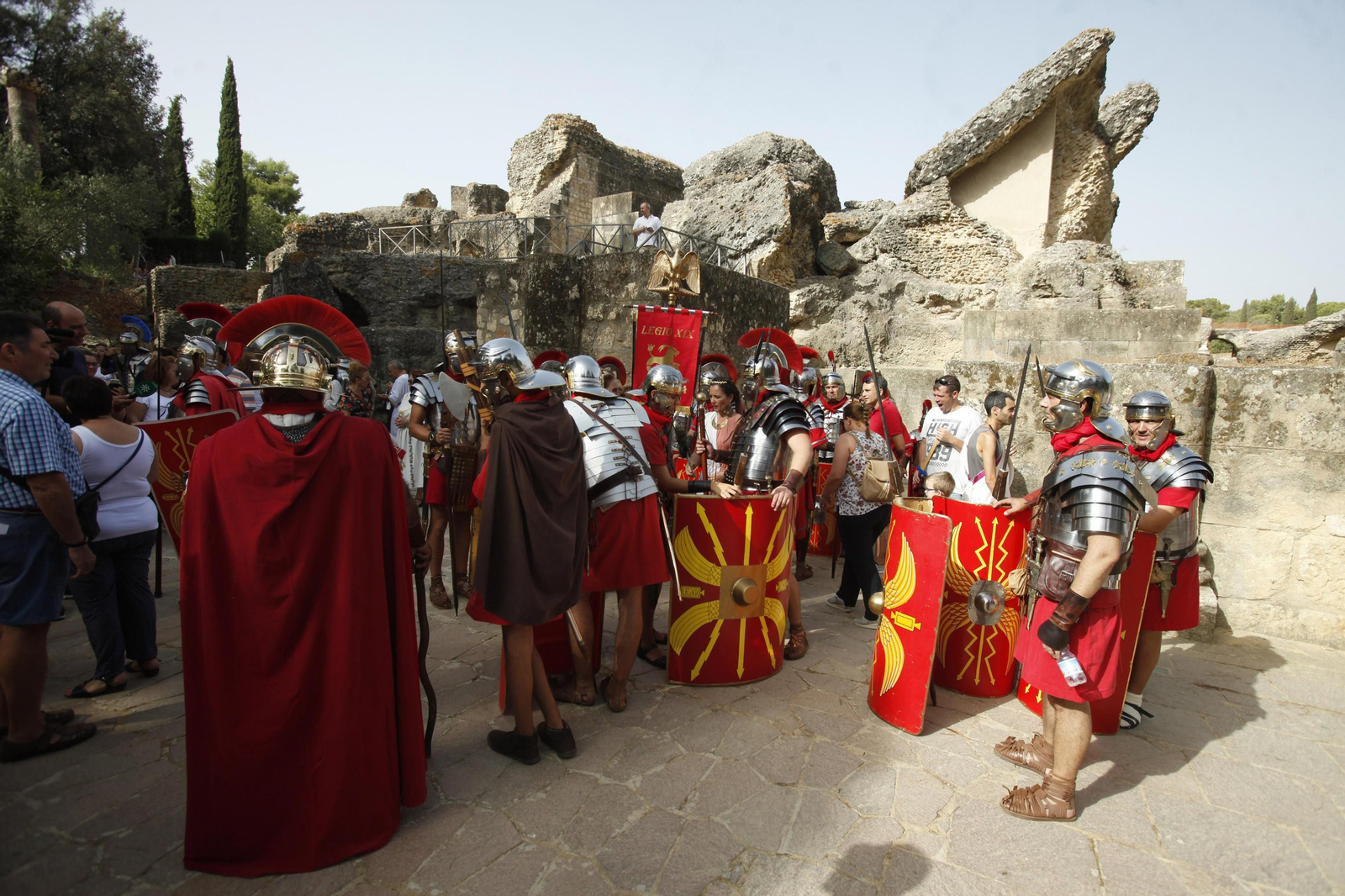 Vestidos de romanos para reivindicar que Itálica sea Patrimonio de la Humanidad