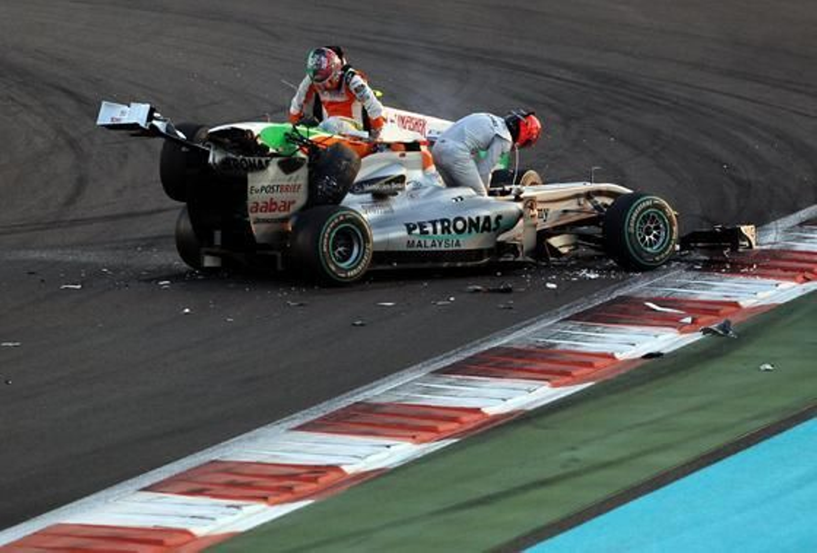 El Force India de Liuzzi impacta contra el Mercedes de Schumacher en Abu Dhabi.

Foto: AFP Photo