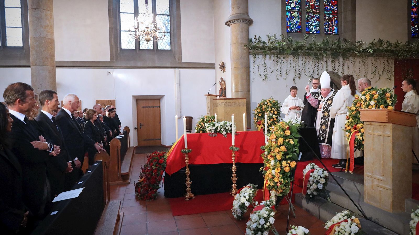 Ataúd con los restos de la princesa Marie durante su funeral en Liechtenstein.