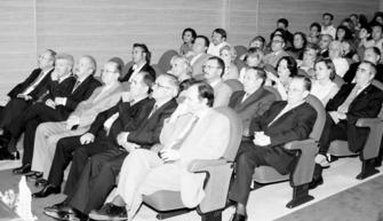 Médicos homenajeados durante el acto celebrado en el Colegio Oficial con motivo de la festividad de su Patrona.