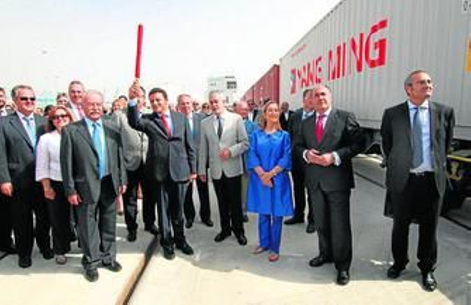 Momento en el que se da la salida oficial al primer tren de mercancías que utiliza la nueva terminal ferroportuaria.