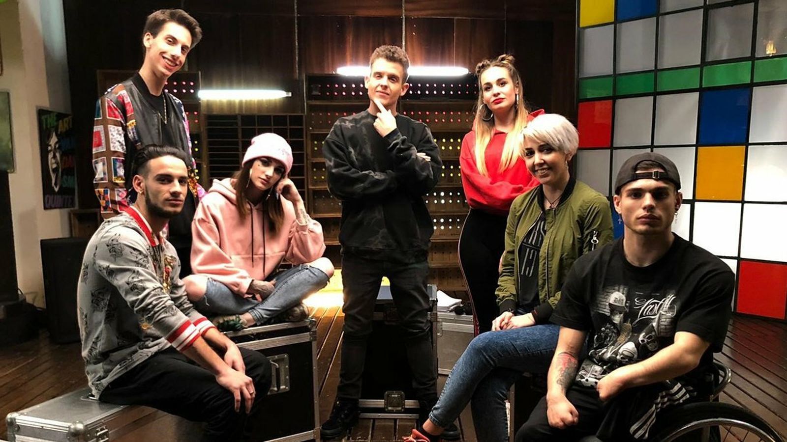 El rapero Arkano, de pie en el centro, con los jóvenes de su programa para La 1