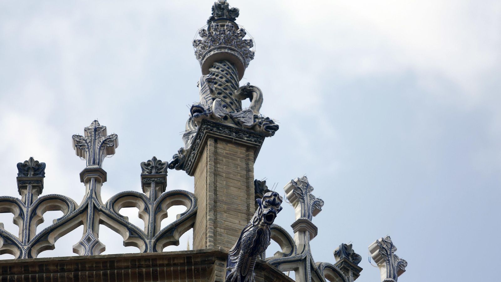 Detalle de la crestería.