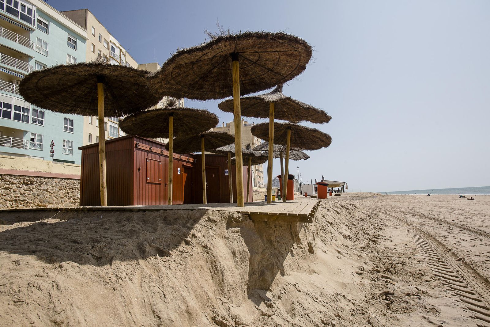 Escalón en la playa tras un temporal.