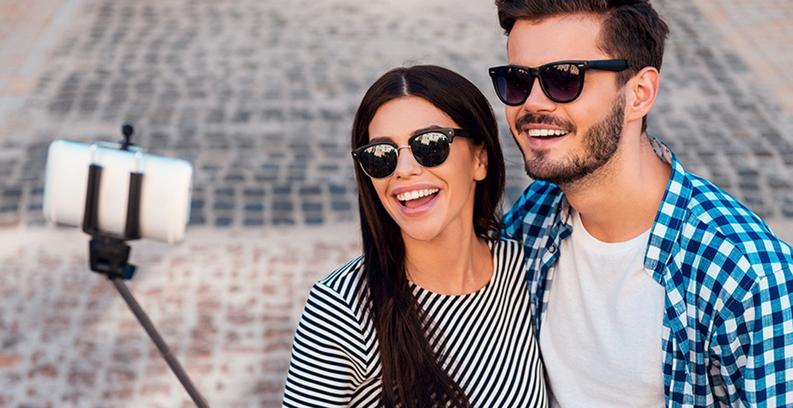 Pareja haciéndose un selfie en plena calle.