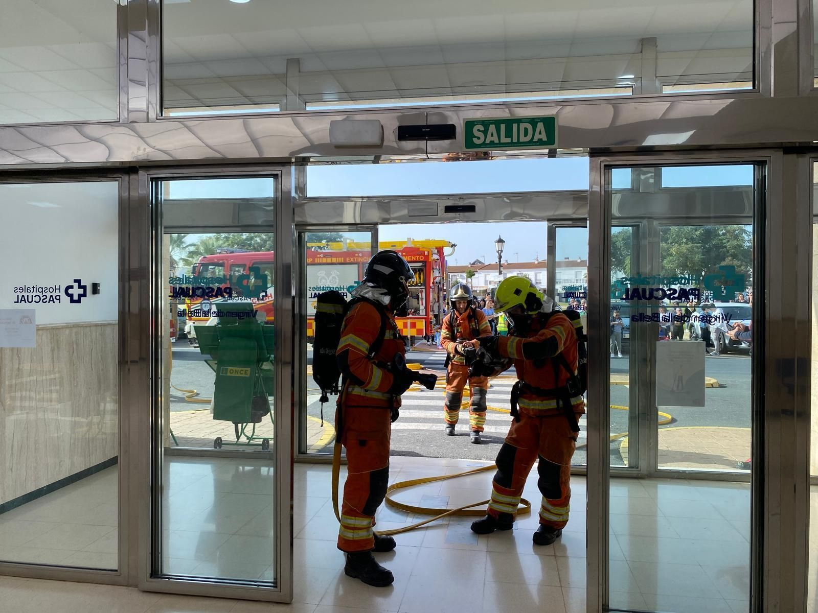 Los bomberos durante el simulacro de incendio en el hospital de Lepe.