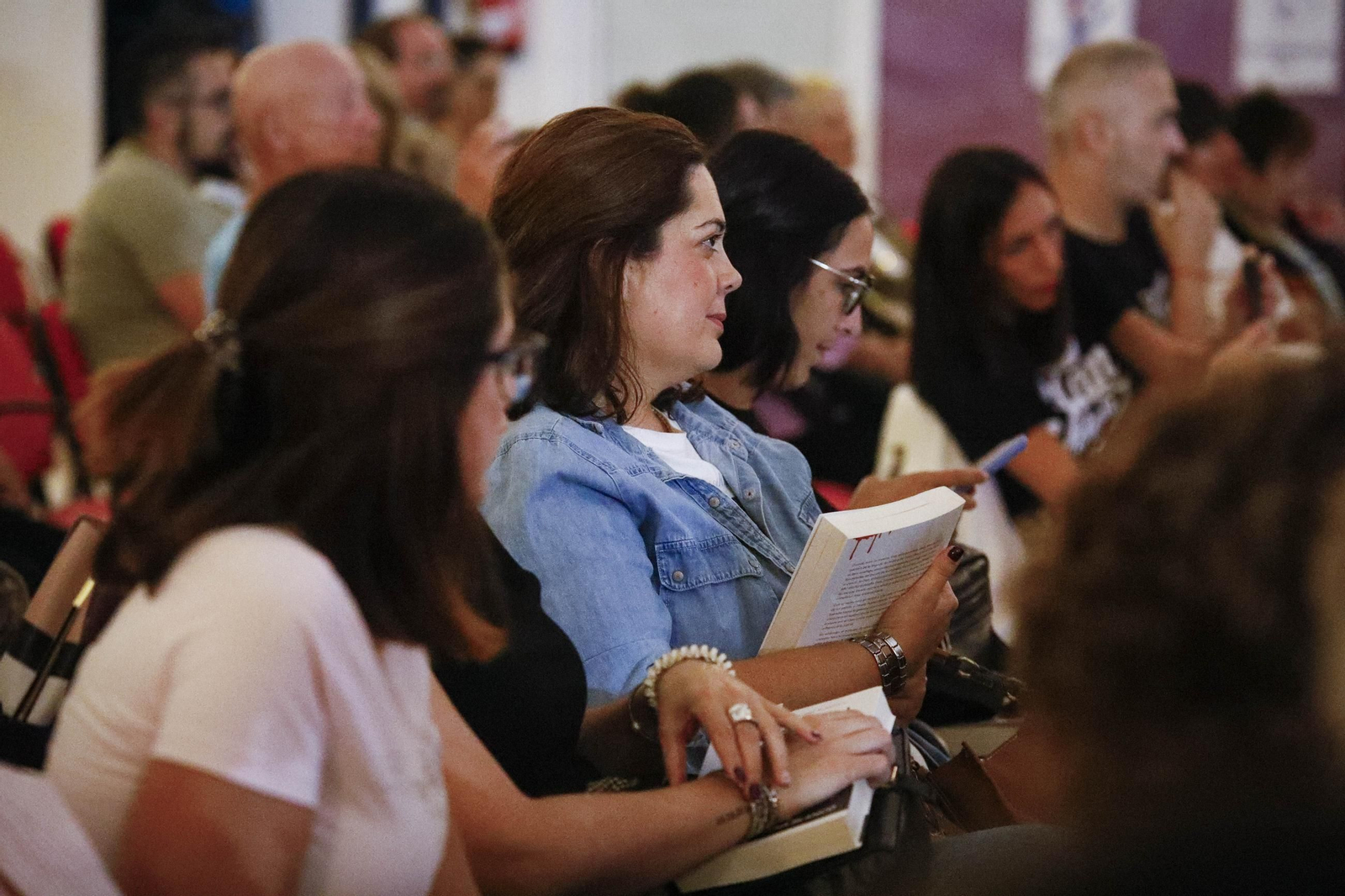 Las imágenes de la presentación del libro "El Clan" de Carmen Mola en Mojácar