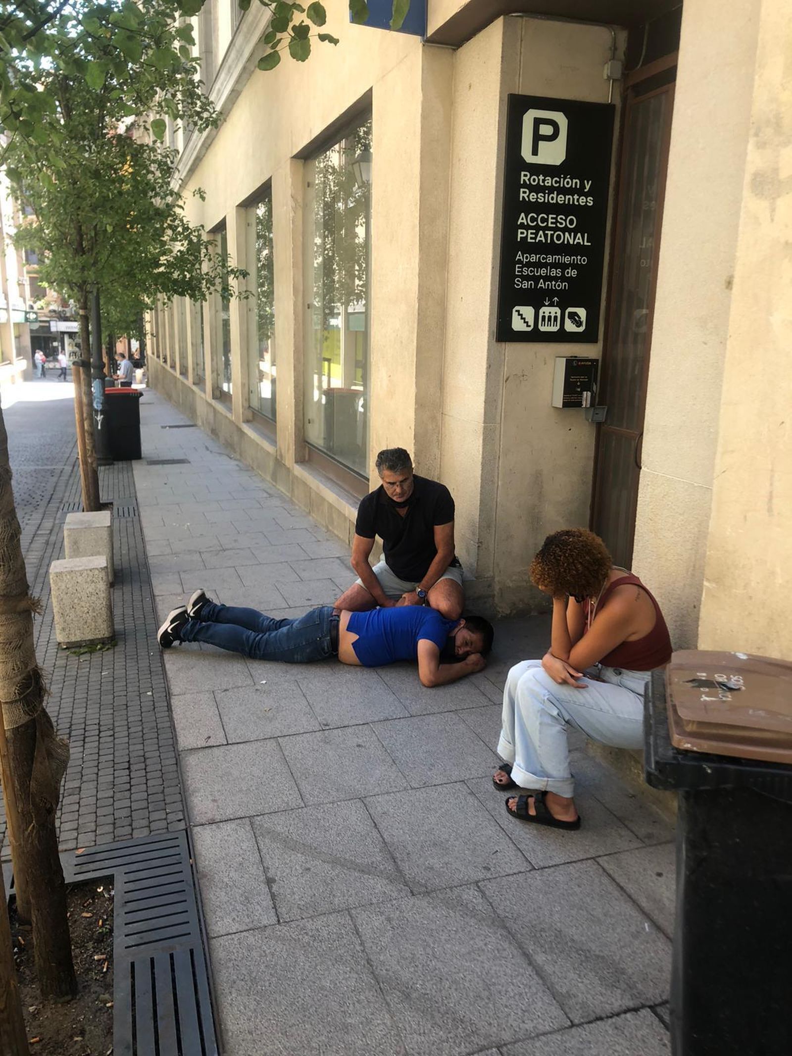 Antonio Dueñas inmoviliza al hombre que había perseguido en Madrid.
