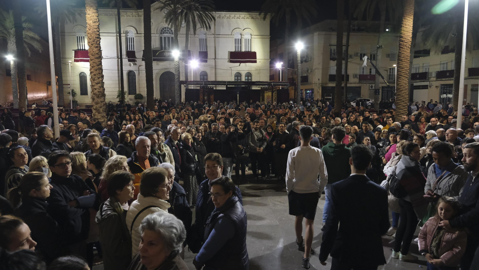 Procesión del Vía Crucis-Cristo de la Escucha en Almería, en imágenes