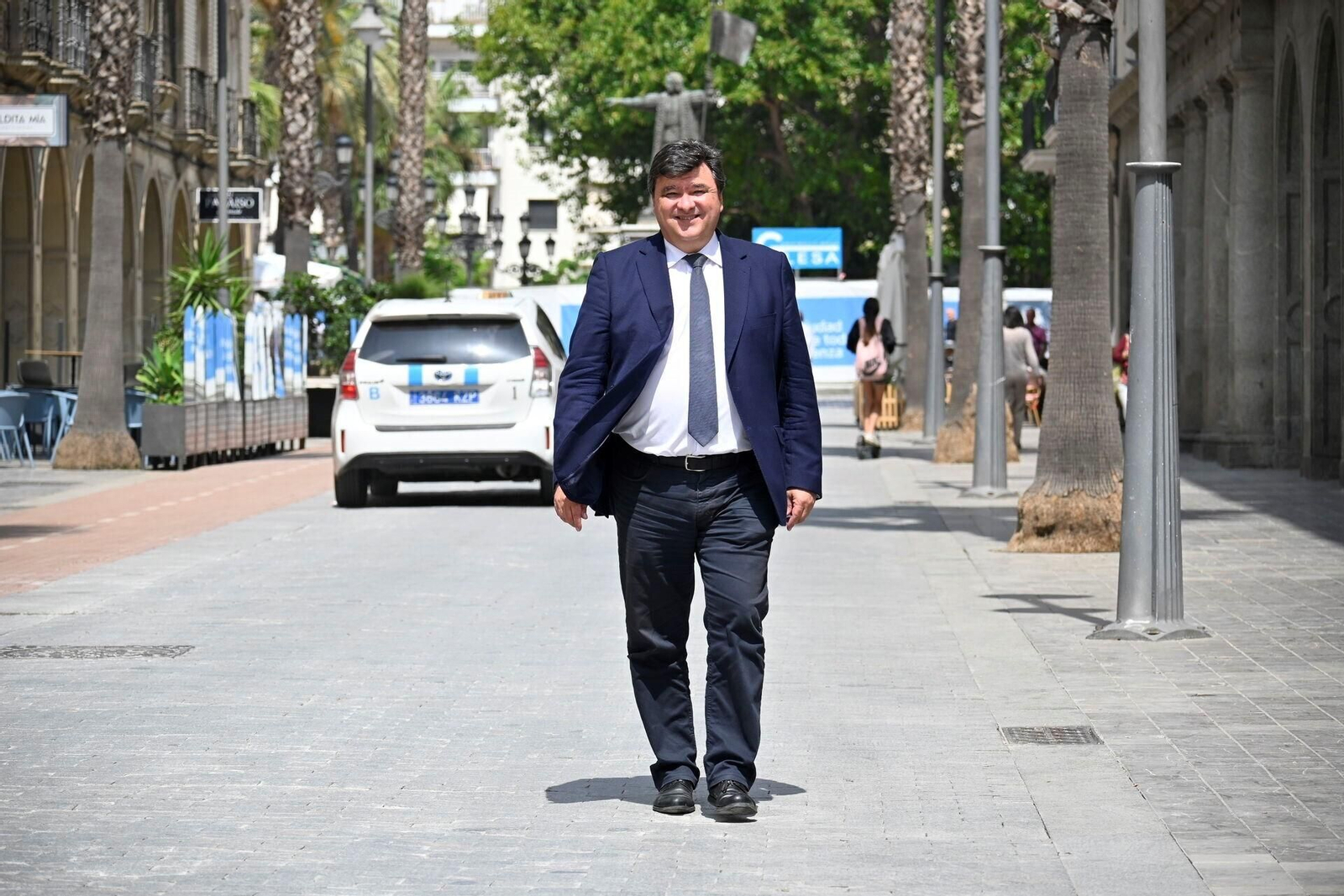 Gabriel Cruz camina por la Gran Vía de la capital onubense.